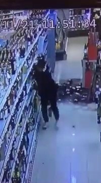 Un homme renverse toutes les bouteilles du rayon alcool d'un supermarché