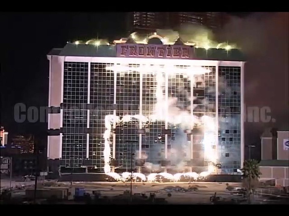 Démolition incroyable d'un vieil hôtel : un vrai show