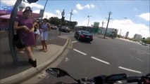 Un motard va regretter d'avoir regardé les filles au feu