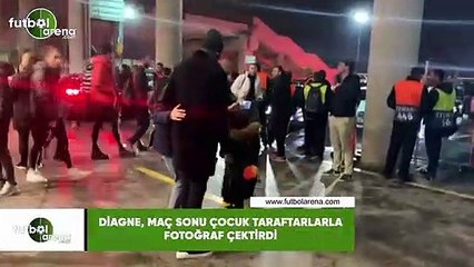 Diagne, maç sonu çocuk taraftarlarla fotoğraf çektirdi