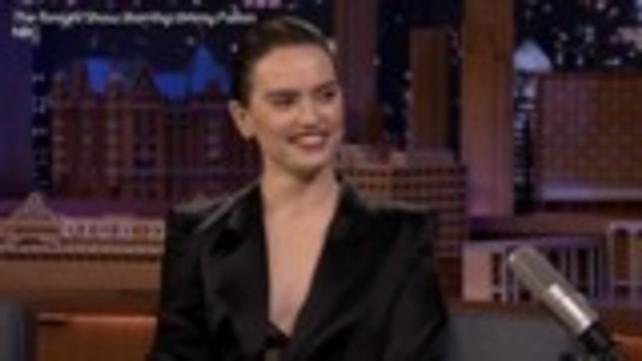 Daisy Ridley on Baby Yoda, Raps 'Star Wars' Plot | THR News