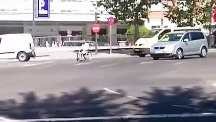 En silla de ruedas, a toda castaña y entre los coches