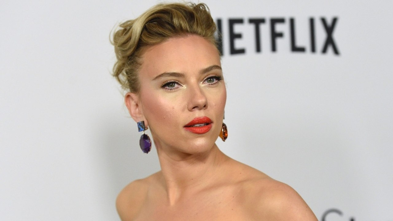 Scarlett Johansson, la actriz más sexy del mundo, canta de 10