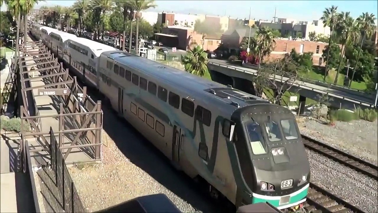Railfanning Poinsettia Station- BNSF & Amtrak action on the Surfline featuring Warbonnet # 713