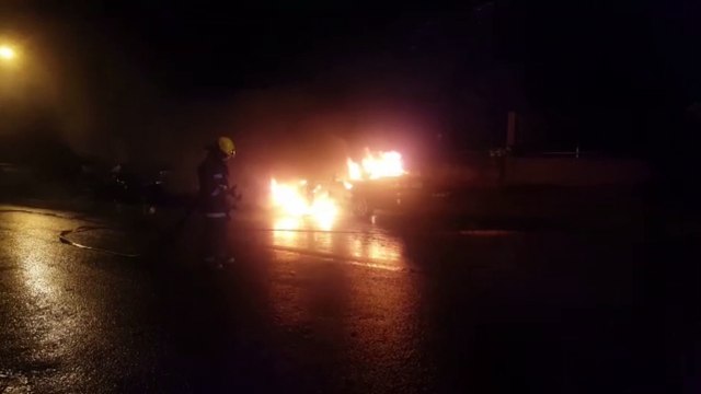Carro pega fogo no Bairro São Cristóvão