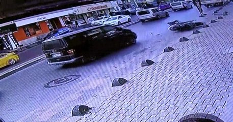 Minibüsün çarptığı motosikletli metrelerce sürüklendi