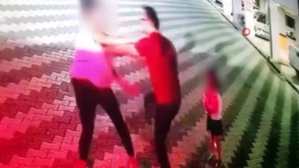 Boşandığı eşini, kızının yanında darp etti, defalarca tekmeledi... O anlar kamerada