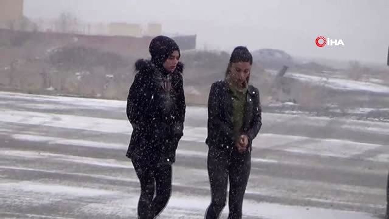 Sarıkamış'ta lapa lapa yağan kar etrafı beyaza bürüdü