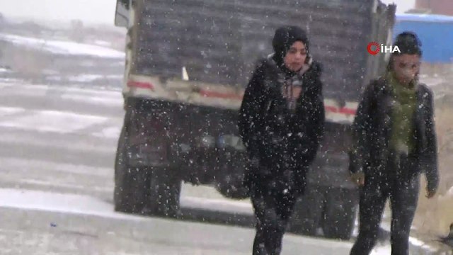 Sarıkamış’ta lapa lapa yağan kar etrafı beyaza bürüdü