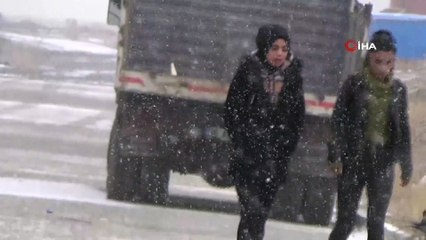 Sarıkamış’ta lapa lapa yağan kar etrafı beyaza bürüdü