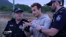 Découvrez les images de l'arrestation du journaliste Hugo Clément en Australie lors du tournage de son émission 