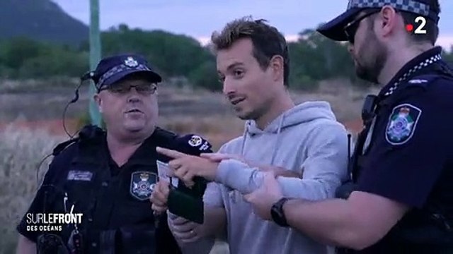Découvrez les images de l'arrestation du journaliste Hugo Clément en Australie lors du tournage de son émission Sur le front diffusée hier soir sur France 2 - VIDEO