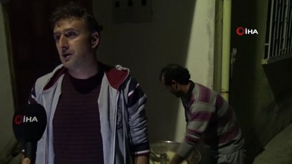 Muhtar, Yaşlı Kadınların Kışlık Ekmek Hamurunu Yoğuruyor