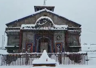 கேதர்நாத்  சிவன் கோவில் முழுவதும் பனியால் மூடப்பட்டுள்ள காட்சி
