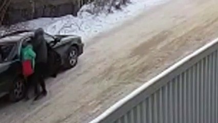 Vídeo viral: Este pedófilo secuestra a una niña, y un adolescente la salva del coche en marcha