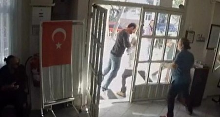 Doktor rapor veremeyeceğini söyleyince küfür etti, yetmedi kafa attı