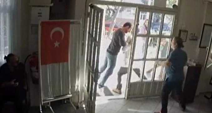 Doktor rapor veremeyeceğini söyleyince küfür etti, yetmedi kafa attı