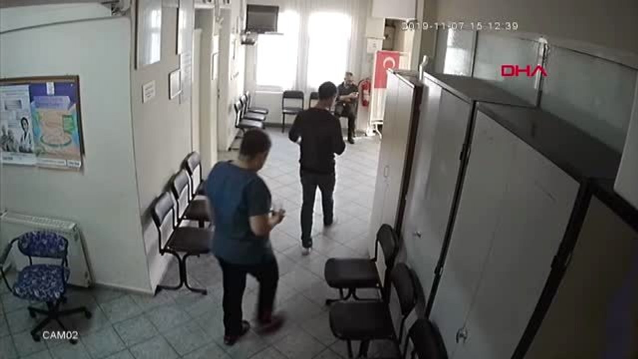 İzmir sağlık raporu vermeyen doktora kafa attı