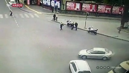 Dili boğazına kaçan sürücünün hayatını polis kurtardı