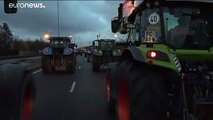 مزارعون فرنسيون يقطعون الطريق إلى باريس بالجرارات احتجاجا على سياسة ماكرون