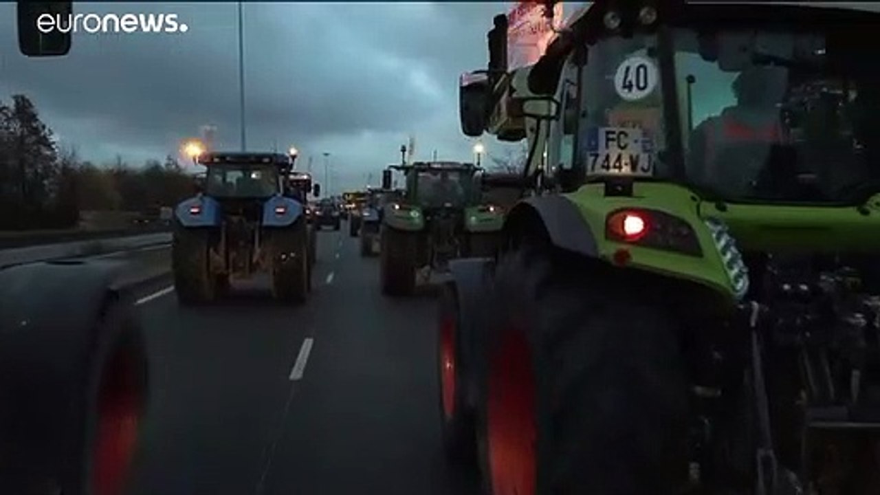 مزارعون فرنسيون يقطعون الطريق إلى باريس بالجرار...