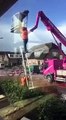 Un ouvrier voulait aider son collègue à descendre d’une nacelle élévatrice, en tenant une échelle pour qu’il descende. Ils finissent tous à terre.
