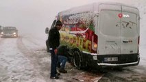 Tunceli'de kar yağışı..Araçlar yolda kaldı