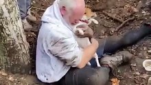 Homem chora após salvar a sua cadela presa na toca de uma raposa