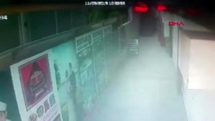 Sultangazi'de cep telefonu hırsızlarının kaçışı kamerada