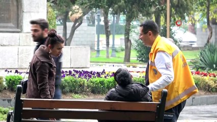 Genç kadın gündüz vakti alkol aldı, bankta sızıp kaldı