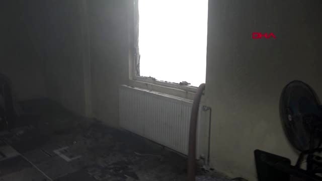 Hakkari itfaiye aracıyla dar sokağa girilemedi, çatı katındaki yangın binayı sardı