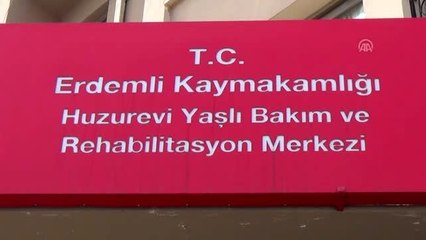 Huzurevi sakinlerine doğum günü sürprizi