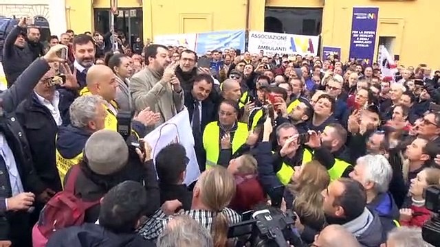 Salvini al fianco dei commercianti ambulanti davanti a Montecitorio (27.11.19)