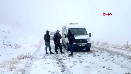 Download Video: Tunceli'ye mevsimin ilk karı; yollar kapandı, araçlar yolda kaldı