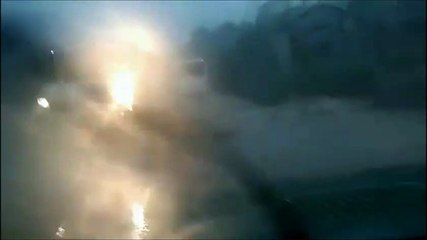 Donna viene travolta dal fango e filma tutto con la diretta.