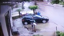 Câmeras mostram homem andando pelo Bairro Cascavel Velho com televisão furtada