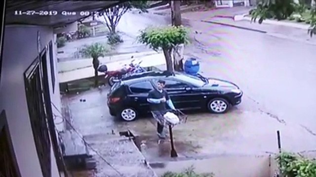 Câmeras mostram homem andando pelo Bairro Cascavel Velho com televisão furtada