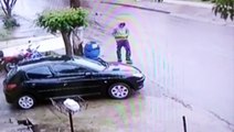 Câmeras mostram homem andando pelo Bairro Cascavel Velho com televisão furtada