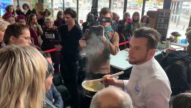 Épinal (88) : le chef Norbert Tarayre prépare une tofaille sans matière grasse au marché