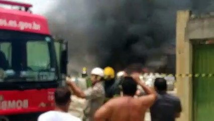 Download Video: Incêndio atinge galpão de reciclagem em Residencial Jacaraípe, na Serra