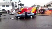 Mulher fica ferida ao colidir com carro na Rua Souza Naves