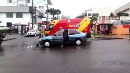 Mulher fica ferida ao colidir com carro na Rua Souza Naves