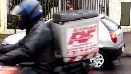 Carros batem na Rua das Palmeiras e mulher se fere