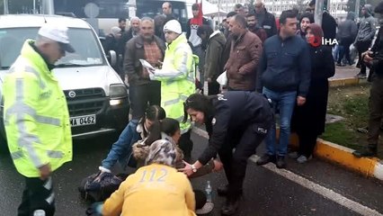Polis memuru yerde yatan yaralıyı montuyla ısıttı