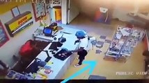 ¡Quién roba a un ladrón….!: Este cliente le roba a un ladrón armado mientras asaltaba un supermercado