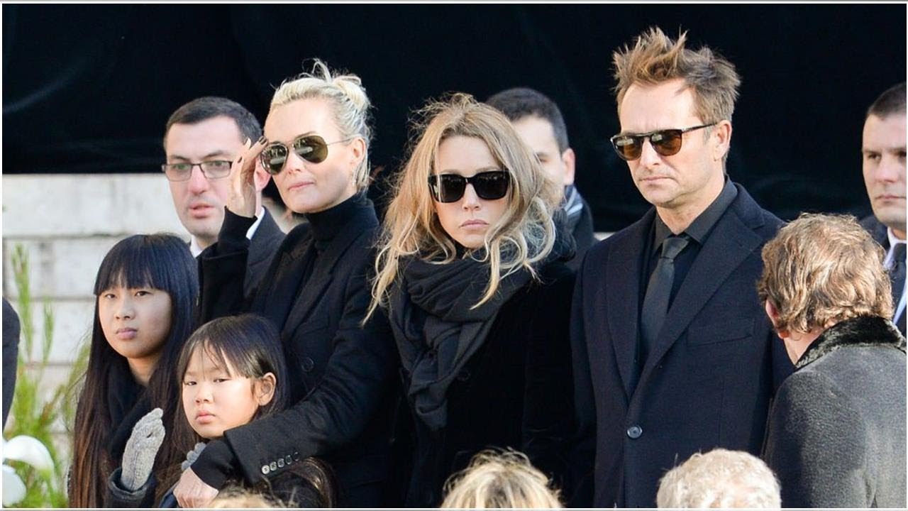 Laeticia Hallyday ne voulait pas arriver avec Jade et Joy à l’hommage à Johnny à la Madeleine !