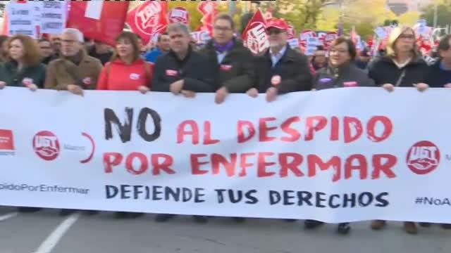 Una manifestación multitudinaria denuncia la sentencia del Tribunal Constitucional