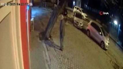 Ölümden saniyelerle kurtuldu... Kökünden sökülen ağaç otomobilin üzerine böyle düştü