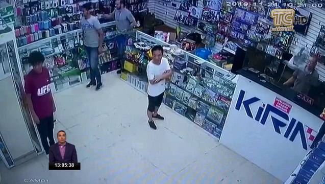 Robo registrado en cámaras de seguridad del robo de un local de celulares en Guayaquil