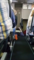 Crise mentale dans l'avion : cette femme devient folle en plein vol !